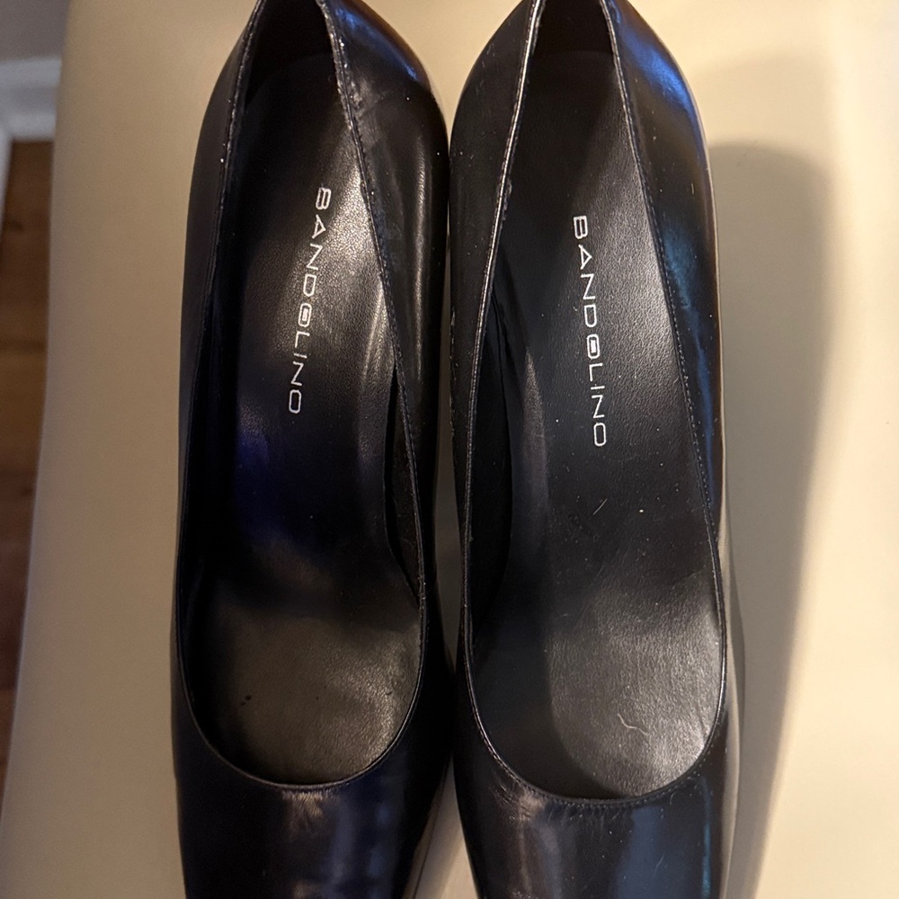 BANDOLINO Black Leather Pumps | Size 8. These fit like a 8.5. 3” heel.